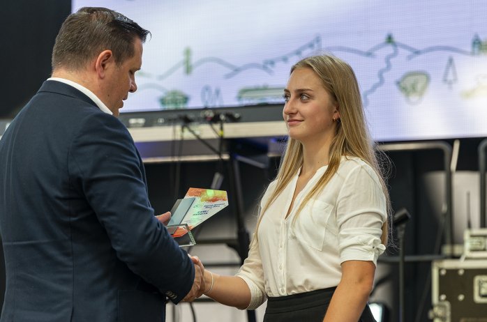 Kamila Haratyk odbiera nagrodę z rąk burmistrza